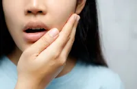 オンライン診療 vs. 皮膚科外来:ニキビ治療はどこで受けたら良いの?