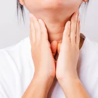 首にしこりを感じる場合、甲状腺がんが疑われます。症状や原因、おすすめの食べ物を紹介