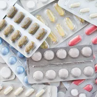 薄毛治療薬の『オリジナル薬 vs ジェネリック薬』何が違うの?