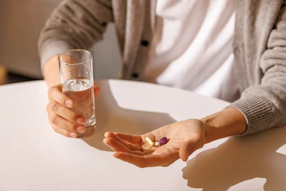 「薬を飲んで吐いてしまった場合、再度薬を飲むべきでしょうか?」薬を飲んで吐いた場合に関する質問