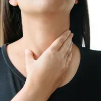 「喉が腫れていて疲れを感じます。」甲状腺機能低下症かもしれません。症状や原因、治療法について