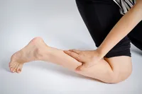 ズキズキする足裏の痛み「足底筋膜炎」かも。治療法や原因、症状、ストレッチ方法を紹介