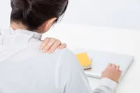 肩の痛みの原因は?症状や対処法などすべて解説します