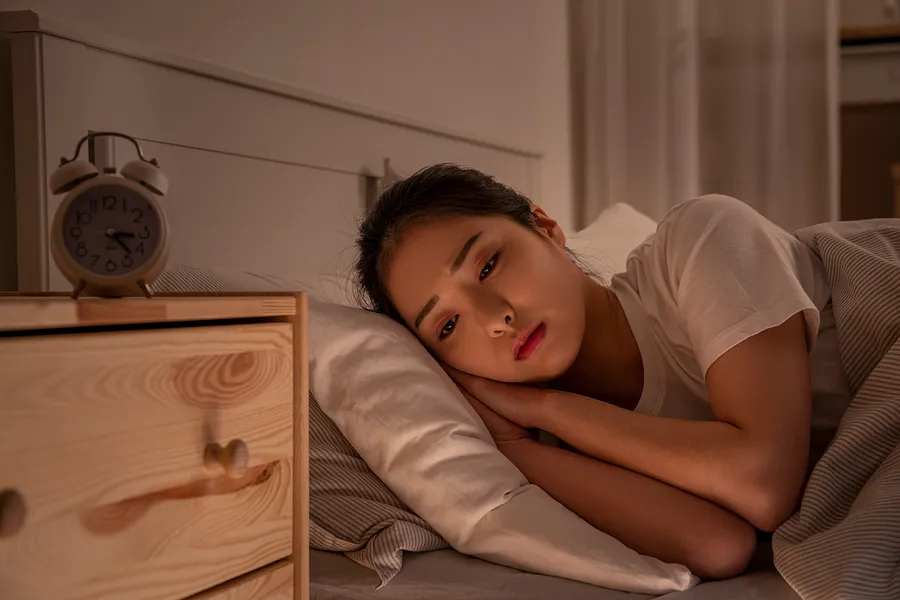 お酒は浅いレム睡眠状態を持続させ、熟睡を妨げます。