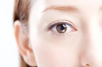 物がぼやけて二重に見える乱視、乱視の症状、原因、乱視と近視の違いを見てみましょう。