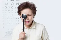 突然視界がぼやける?白内障の可能性があります。