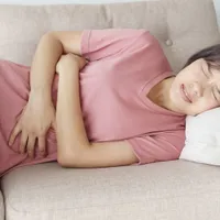 みぞおちを絞るような痛み、胃痙攣かも。胃痙攣の症状や原因、治療法、おすすめの食べ物を紹介します