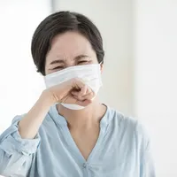 咳が2週間以上続く場合、風邪ではなく結核の症状かもしれません。