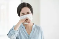 咳が2週間以上続く場合、風邪ではなく結核の症状かもしれません。