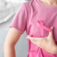 こんな症状があれば「乳がん」かも。症状や原因、診断、治療法について