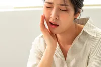 歯がしみる原因やケアと予防法について