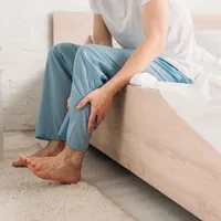 「寝ようとすると足がむずむずする」むずむず脚症候群の治療法、原因、症状について