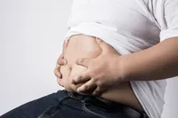 こんな症状が現れたら「脂肪肝」を疑いましょう。脂肪肝の症状、原因、治療法、予防法まとめ