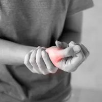 手と手首がビリビリする「腱鞘炎」の症状や原因、治療法を解説