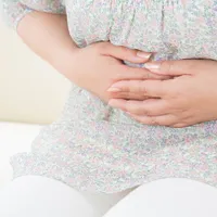 突然、上腹部に痛みを感じる場合急性胆嚢炎の疑いがあります。胆嚢炎の症状や治療法について