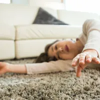 てんかんの前兆症状は?てんかんの症状や原因、治療、発作時の応急処置について