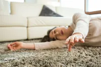 てんかんの前兆症状は?てんかんの症状や原因、治療、発作時の応急処置について