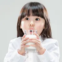牛乳を飲むとおなかが痛くなる理由を解説。