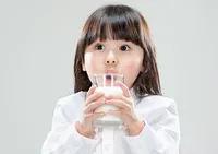牛乳を飲むとおなかが痛くなる理由を解説。