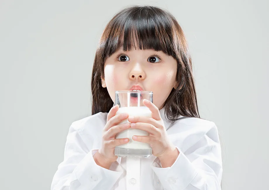 牛乳を飲むとおなかが痛くなる理由を解説。