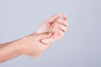 浮腫の種類や原因、症状、治療法について