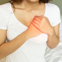 胸痛の原因は何でしょうか?胸の痛みの症状を引き起こす疾患