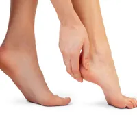 歩くときにかかとがチクチクする?アキレス腱炎の可能性があります。症状や原因、治療法まとめ