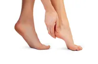 歩くときにかかとがチクチクする?アキレス腱炎の可能性があります。症状や原因、治療法まとめ