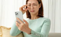 「もしかして老眼かも?」老眼の症状と原因、治療法まとめ