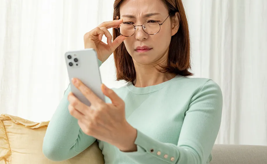 「もしかして老眼かも?」老眼の症状と原因、治療法まとめ