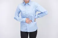 「腹部の満腹感のせいでしんどいです」腹部の満腹感の原因や症状、治療法を解説