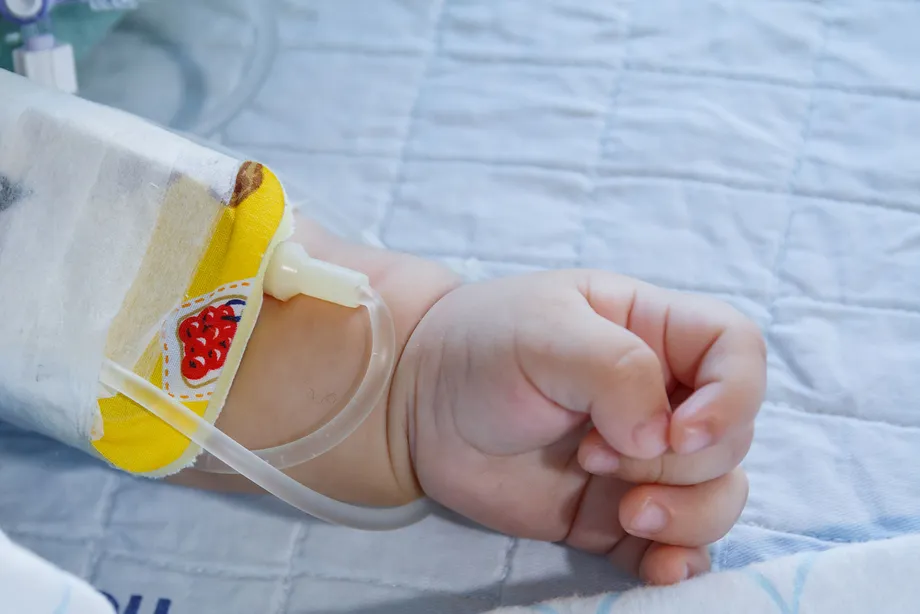 新生児黄疸、なぜ起こるのでしょうか?新生児黄疸の原因、症状、治療法について