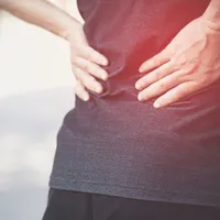 脊椎分離症の症状、原因、治療法、効果的な運動法を紹介します