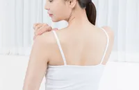 「背中にできるニキビをなくしたい!」背中にできるニキビの原因と治療法、改善方法すべて解説します。