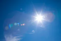 日光に当たるだけで皮膚がかゆくなる?もしかすると、日光アレルギーかもしれません。日光アレルギーの症状、治療、原因を解説