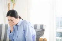 吐き気がひどい場合、体にどんな問題があるのでしょうか?吐き気の原因や症状、治療法を解説