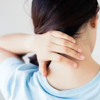 首の痛みがひどいのですが、原因は何でしょうか?頚部痛の原因や症状別に疑われる疾患を解説