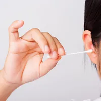 「プールに行った後から耳が痛いです」外耳道炎の症状や原因、治療法まとめ