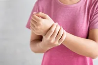 手根管症候群って何？原因や症状、自己診断テストも紹介します