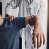 体が硬くこわばっていく「ルー・ゲーリック病」の症状や原因、治療について