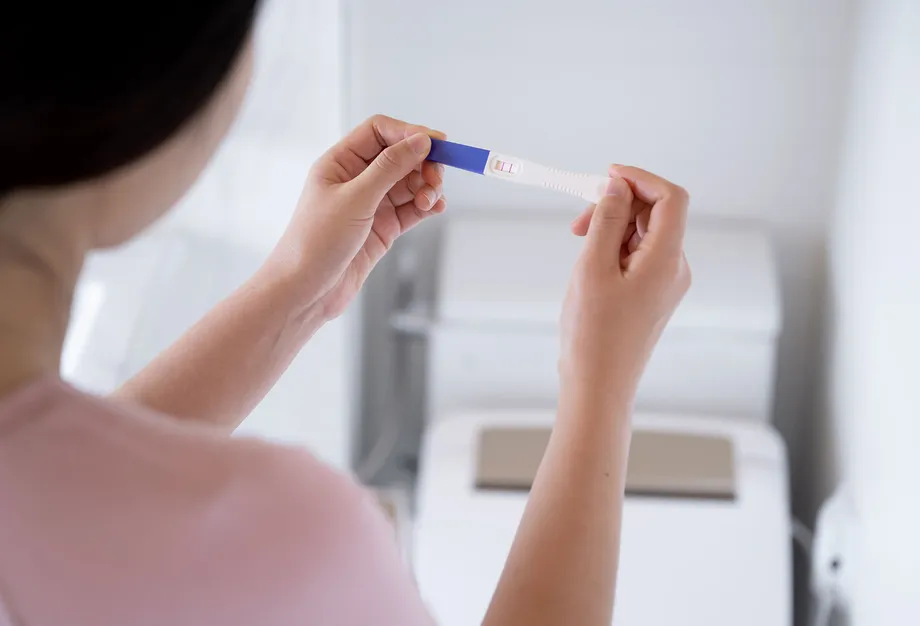 「妊娠検査薬はいつ使えばいいの?」妊娠検査薬の使用法や確認方法まとめ