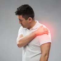 肩の痛みがひどい場合は『五十肩』が疑われます.. 五十肩の症状と原因、運動法について