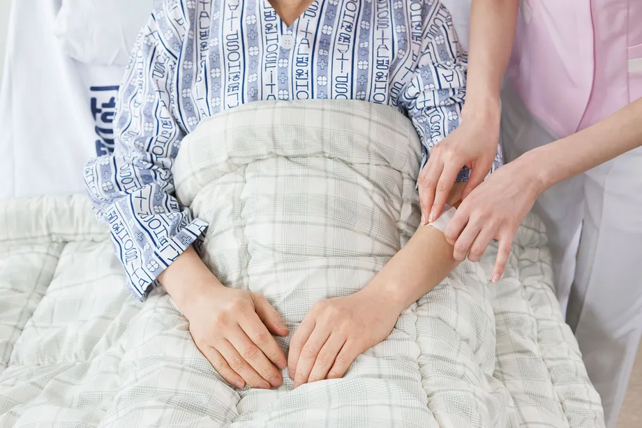 長時間寝たきりの患者を悩ませる「褥瘡(じょくそう)」の段階から治療法、症状について詳しく見てみましょう。