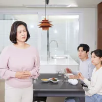 「胃もたれのときはどうしたらいいの?」症状や解消法すべて解説します。