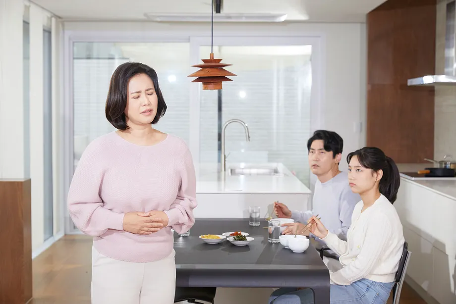 「胃もたれのときはどうしたらいいの?」症状や解消法すべて解説します。