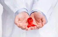 「エイズの初期症状が風邪の症状と似てるってホント?」エイズの症状や感染経路、検査、治療法を解説します