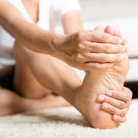 突然の筋肉収縮する「ギラン・バレー症候群」の症状と治療、原因について