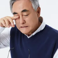 失明を招く恐れがある「黄斑変性」の症状、治療法、原因について詳しく解説します。