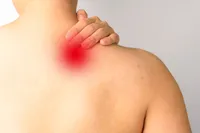 皮膚の下に見える膨らんだしこり「脂肪腫」の除去方法や原因、症状、手術、治療法について