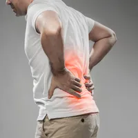 徐々に腰が硬くなる病気『強直性脊椎炎』の症状、治療、運動、原因について